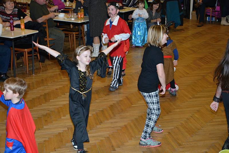 Tradiční dětský karneval pořádala Základní a mateřská škola ve Študlově.