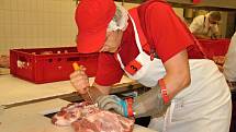 Soutěžící zpracovávají vepřové maso na celostátní soutěži mladých řezníků a uzenářů na Integrované střední škole - Centru odborné přípravy ve Valašském Meziříčí