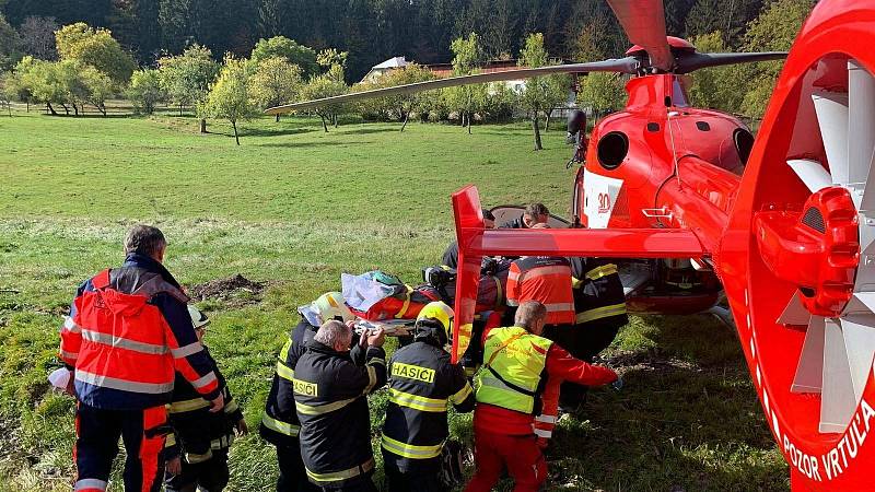 Mladého muže zavalila v sobotu 16. října 2021 při práci ve výkopu ve Velkých Karlovicích hlína. Zasahovali hasiči i zdravotníci. Do nemocnice muže transportoval vrtulník