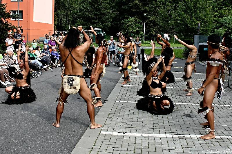 Tanečníci, tanečnice a muzikanti z Velikonočních ostrovů, kteří jsou hosty 50. MFF Liptálské slavnosti, vystupují ve čtvrtek 22. srpna 2019 pro klienty Domova Harmonie ve Vsetíně.