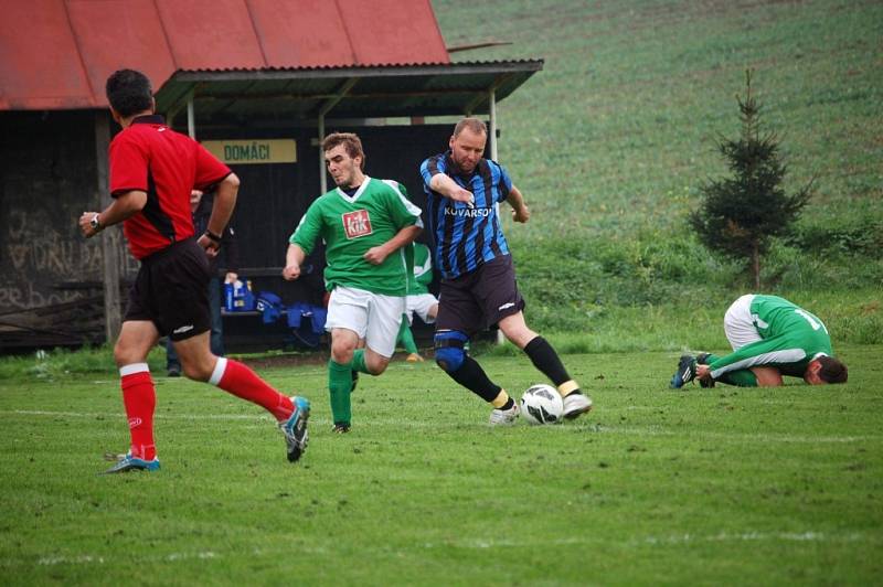 Fotbalisté Branek (zelené dresy) doma prohráli s Lužnou 0:2.