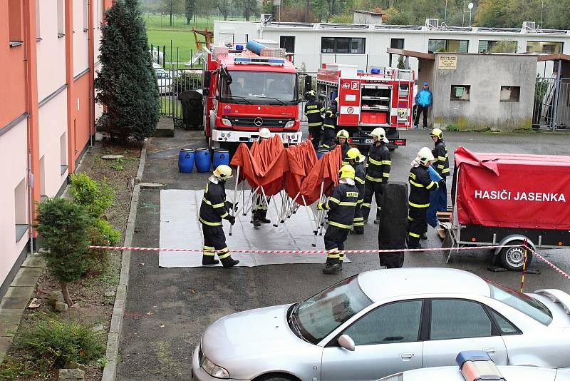 Policisté uzavřeli neprodyšně v úterý v 9 hodin ráno prostranství u stadionu na Ohradě. Všechny složky Integrovaného záchranného systému se tu sjely, aby nacvičily záchyt pacienta s vysoce nakažlivou nemocí.