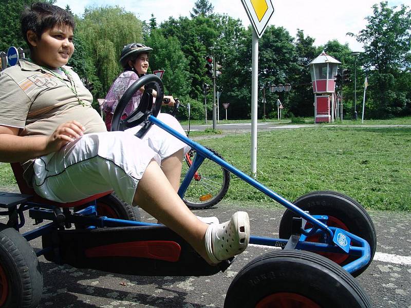 Ve Valašském Meziříčí se děti učily pravidla silničního provozu.