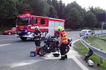 Na křižovatce silnic u Horní Bečvy se srazil osobák s motorkou.