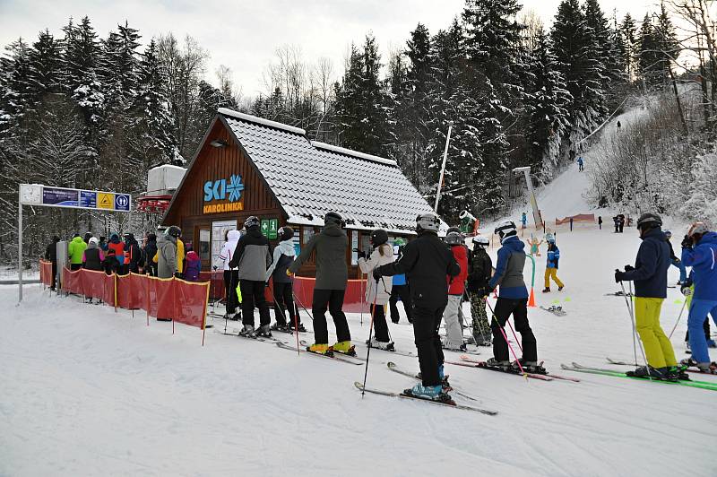 Ve skiareálu v Karolince zahájili o víkendu 11. a 12. prosince 2021 letošní lyžařskou sezonu