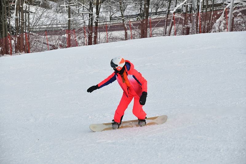 Ve skiareálu v Karolince zahájili o víkendu 11. a 12. prosince 2021 letošní lyžařskou sezonu