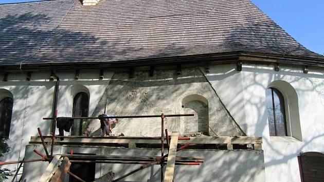 Tesaři a pokrývači pracují na opravách kostela svatého Jakuba Většího ve Valašském Meziříčí; květen 2016
