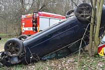 Nehoda osobního vozu Audi u Lužné na Hornolidečsku v pátek 12. dubna 2019.