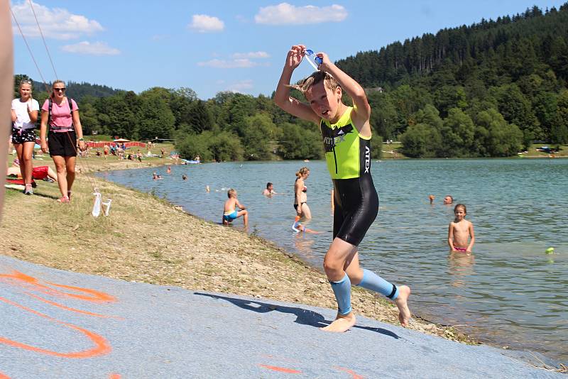 Osmý ročník triatlonového závodu Valachy Man 2018 se uskutečnil v pátek 3. srpna v Novém Hrozenkově u vodní nádrže Balaton. Na snímcích start hlavního závodu.