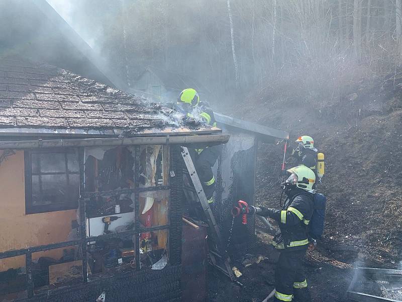 Ve vsetínské místní části Skalník shořely dvě chaty
