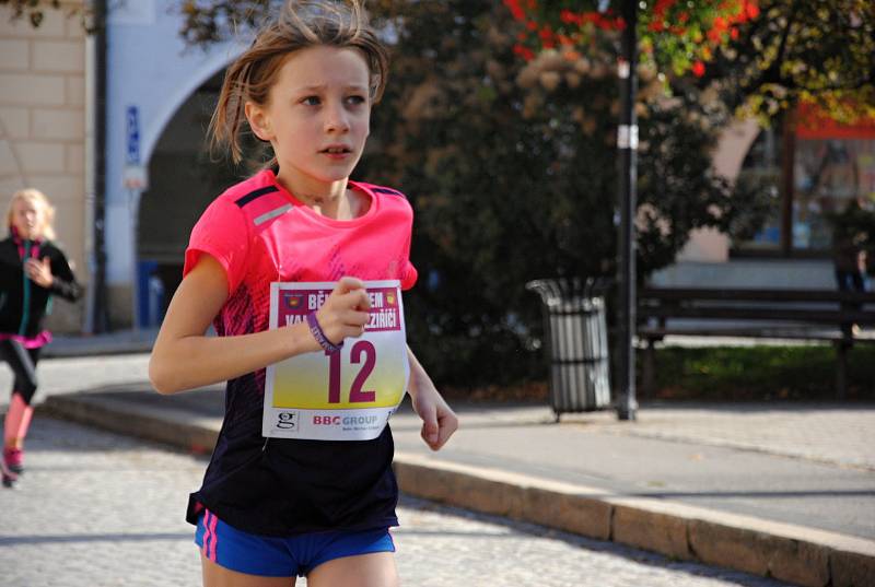 Na start Běhu městem se v sobotu 6. října 2018 ve Valašském Meziříčí postavilo 51 závodníků od žáků po veterány. Na snímku devítiletá Anička Balážová z Ostravy, která zvládla s dospělými desetikilometrovou trať.