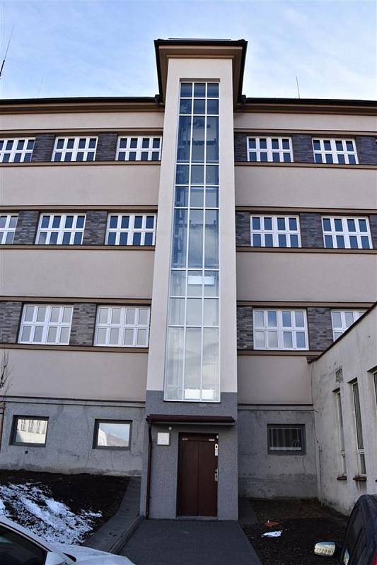 Rekonstrukce Základní školy Šafaříkova ve Valašském Meziříčí přinesla bezbariérový přístup do budovy, nový výtah i moderní jazykové učebny.