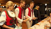 Na sněmovní volby se ve Vsetíně vyšňořili členové Folklorního souboru Jasénka. Svůj hlas vhodili do hlasovací schránky ve valašském kroji.