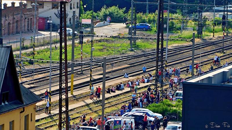 Odstřel nevyužívaného 27,5 metrů vysokého komína v areálu bývalé pily Delta u vsetínského vlakového nádraží; pátek 3. června 2022