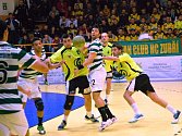 Házenkáři Zubří (žluté dresy) proti Sportingu Lisabon