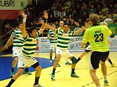 Házenkáři Zubří (žluté dresy) v prvním osmifinále evropského Challenge cupu porazili Sporting Lisabon 26:23.
