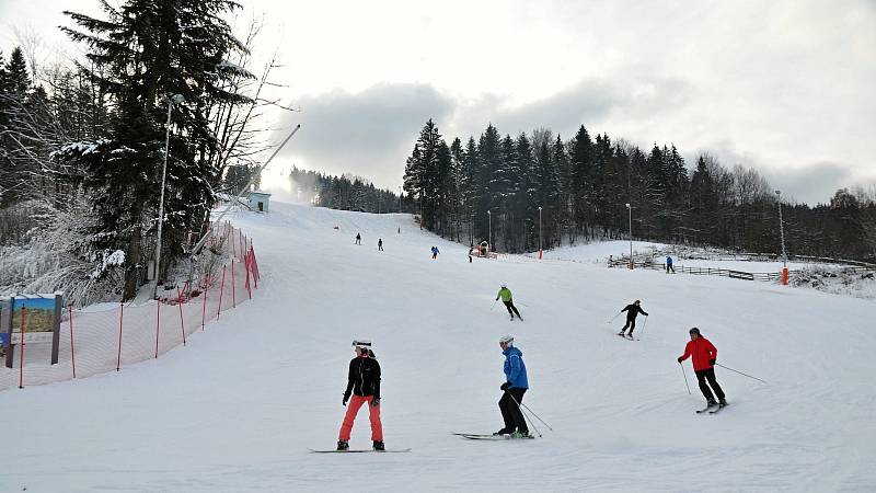 Ve skiareálu v Karolince zahájili o víkendu 11. a 12. prosince 2021 letošní lyžařskou sezonu