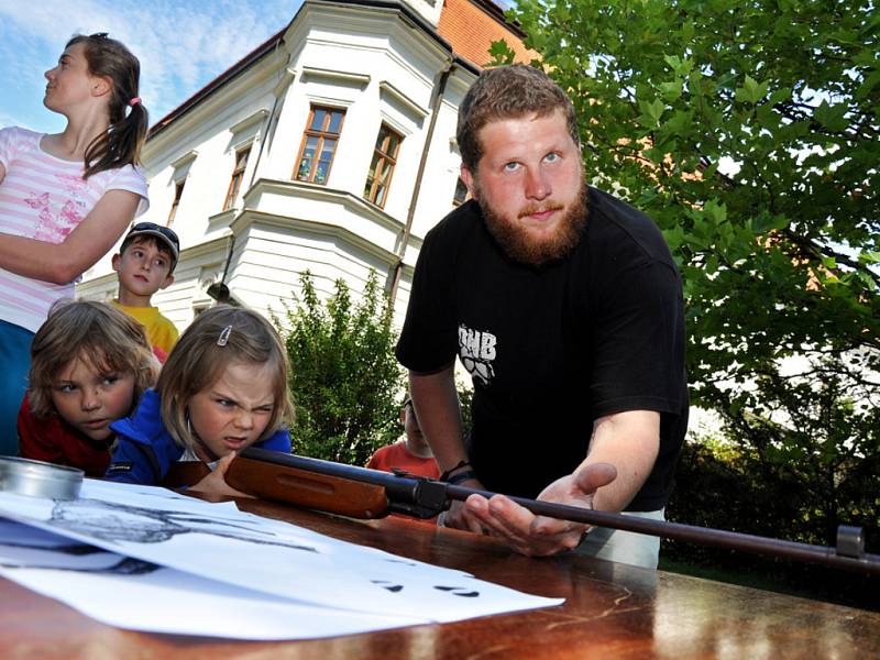 Děti střílejí ze vzduchové pušky v zámeckém parku ve Vsetíně. Střelba byla součástí prázdninového programu nazvaného Lovecké dopoledne, který pro malé návštěvníky připravili pracovníci Muzea regionu Valašsko, jež sídlí ve vsetínském zámku.