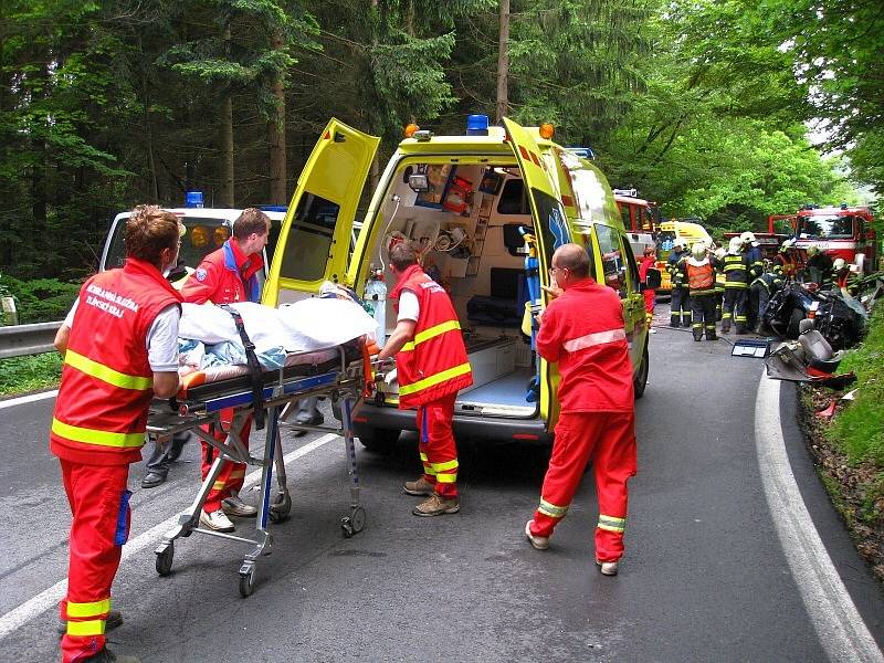 Pomoc hasičů a zdravotníků po nehodě u Prlova