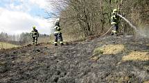 Hasiči likvidují požár louky v Ratiboři na Vsetínsku; středa 27. března 2019