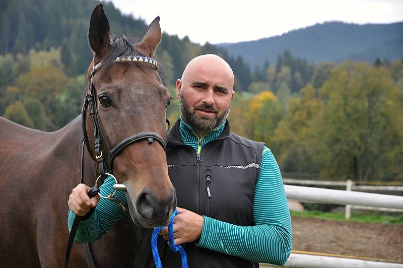 Dostihový trenér Radek Holčák ze stáje Valencio ve Velkých Karlovicích s dvanáctiletým hnědákem Hegnusem, který je jedním z favoritů jubilejního 130. ročníku Velké pardubické; Velké Karlovice, pátek 9. října 2020