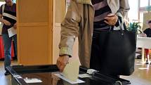 Voliči přicházejí do volební místnosti v Základní škole v Kateřinicích – Vesnici roku 2014.