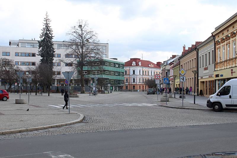 Dolní náměstí ve Vsetíně čeká generální oprava. Takto vypadalo 12. března 2019.