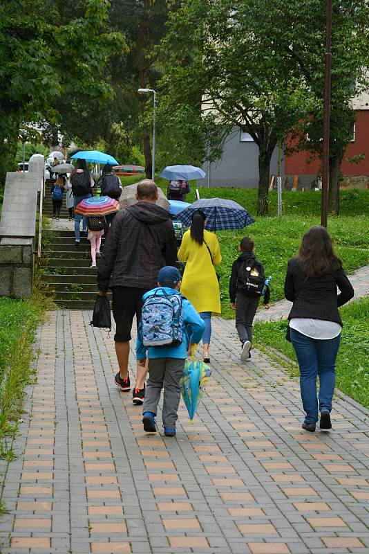 Školáky ze vsetínské Základní školy Rokytnice při jejich cestě do školy 1. září 2020 provázel déšť.