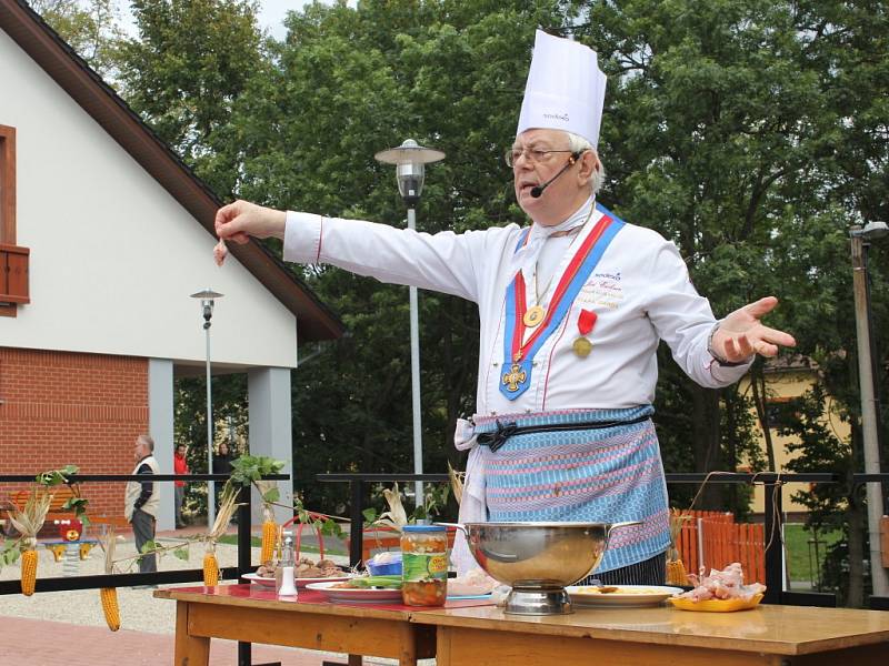 Tradiční Zašovské slavnosti spojené s gastrofestivalem Lovefood se konaly v sobotu na prostranství před Kulturním domem v Zašové. Zajímavý kulinářský a kulturní program nalákal stovky lidí.