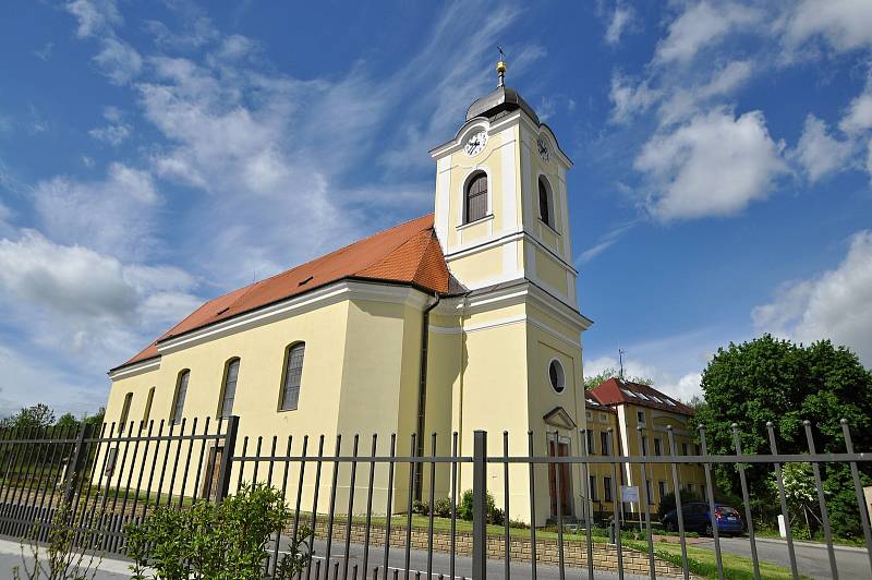 Farní kostel Neposkvrněného početí Panny Marie. Vlastní duchovní správa vznikla v Brankách v roce 1784. Kostel je klasicistní jednolodní stavba se čtyřbokou sakristií na jižní straně a hranolovou věží. Na ostění vstupních dveří je letopočet 1787 (rok doko