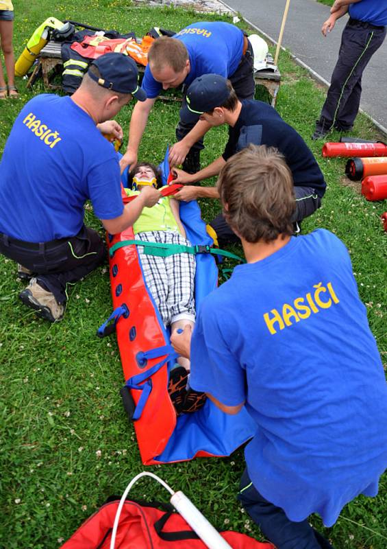 Žáci základní školy v Jablůnce prožili ve čtvrtek 28. června 2012 Den mimořádných událostí: prohlédli si a také vyzkoušeli hasičské vybavení a výstroj.