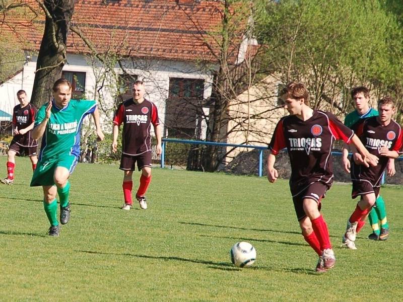 Fotbalisté Krhové (tmavější dresy) doma porazili Lužnou 4:1.