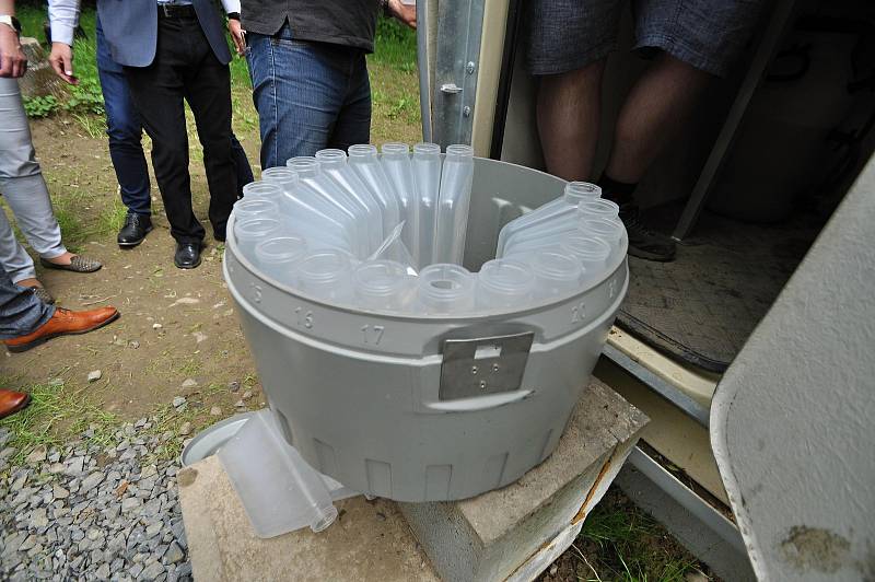 Pracovníci Výzkumného ústavu vodohospodářského T. G. Masaryka uvedli v pátek 3. června 2022 ve Lhotce nad Bečvou do provozu monitorovací stanici, která bude nepřetržitě sledovat kvalitu vody v řece Bečvě.