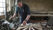 Osmašedesátiletý Augustin Krystyník z Nového Hrozenkova je jediným vyučeným kolářem v České republice, který své řemeslo stále provozuje - 28. května 2020.