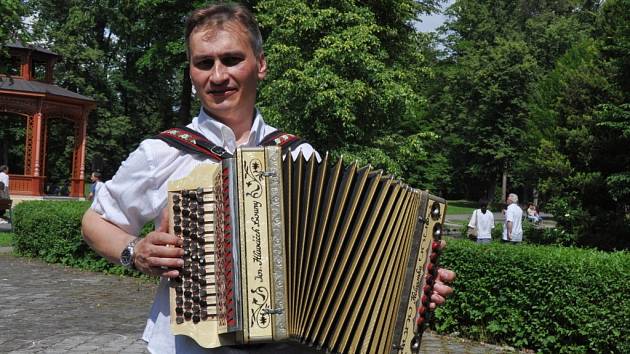 Petr Konečný z Rožnova pod Radhoštěm hraje na heligonku v rožnovském městském parku, Rožnov p. R., neděle 16. června 2013