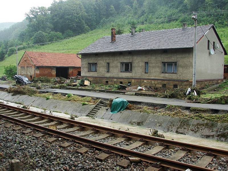 RÁNO ODKRYLO POVODŇOVÉ ŠKODY. Spojnice Valašska s Novojičínskem se včera ocitla zcela pod vodou. Nejhorší situace byla v Hodslavicích.