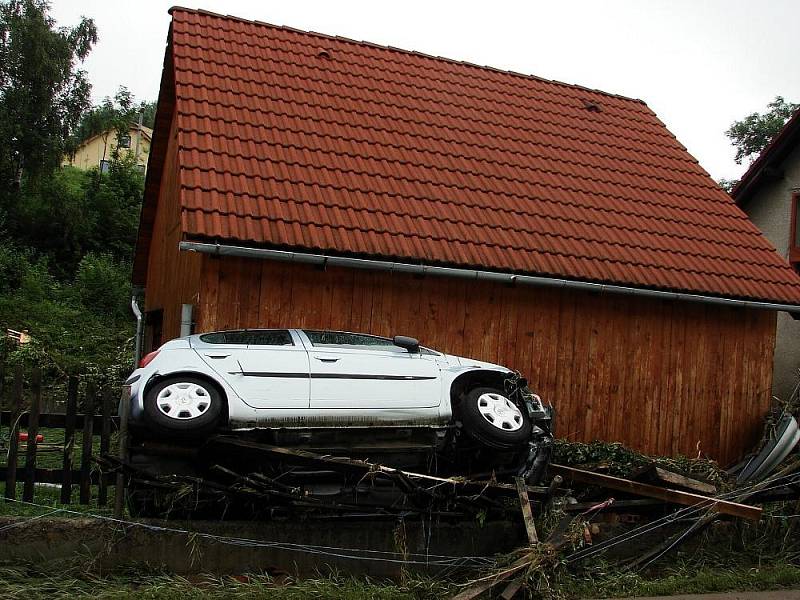 RÁNO ODKRYLO POVODŇOVÉ ŠKODY. Spojnice Valašska s Novojičínskem se včera ocitla zcela pod vodou. Nejhorší situace byla v Hodslavicích.