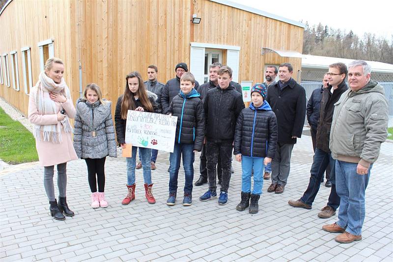 Symbolický šek a obálku s téměř pěti tisíci korunami předali žáci ZŠ 5. Května v Rožnově pod Radhoštěm jednateli společnosti Psí útulek Rožnovsko, s.r.o. Jindřichu Žákovi.