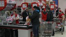 Stovky lidí ve Vsetíně využilo Štědrý den k posledním nákupům na vánoční svátky.
