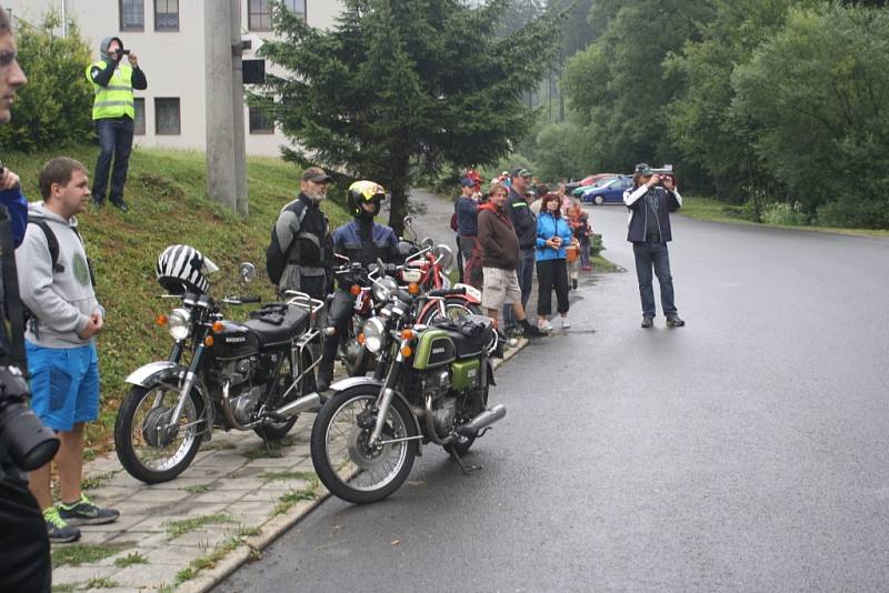 Veteráni se sjeli do Valašské Bystřice na tradiční závod do kopca Radegast-33. 