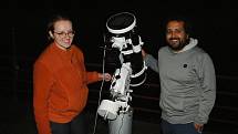 Camille Laundri a Diego Nicolás Calderón Espinoza u dalekohledu pro pozorování noční oblohy během studijního pobytu ve Hvězdárně Valašské Meziříčí; září 2021
