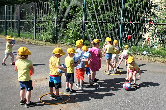 Během závěrečného dne projektu Školky v pohybu, který organizuje Středisko volného času Domeček ve Valašském Meziříčí a místní oddíl atletiky, se v úterý 11. června 2019 zapojilo na čtyři sta dětí z meziříčských mateřinek.
