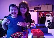 Vánoční krabice od bot udělaly radost mnoha dětem. Například v Azylovém domě pro ženy a matky s dětmi ve Vsetíně se z dárku radoval  šestiletý Daniel.