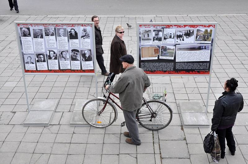 Kolemjdoucí si prohlížejí pouliční výstavu nazvanou Židovská synagoga ve Vsetíně, kterou při příležitosti 75. výročí vypálení vsetínské židovské synagogy připravili pracovníci domu kultury.