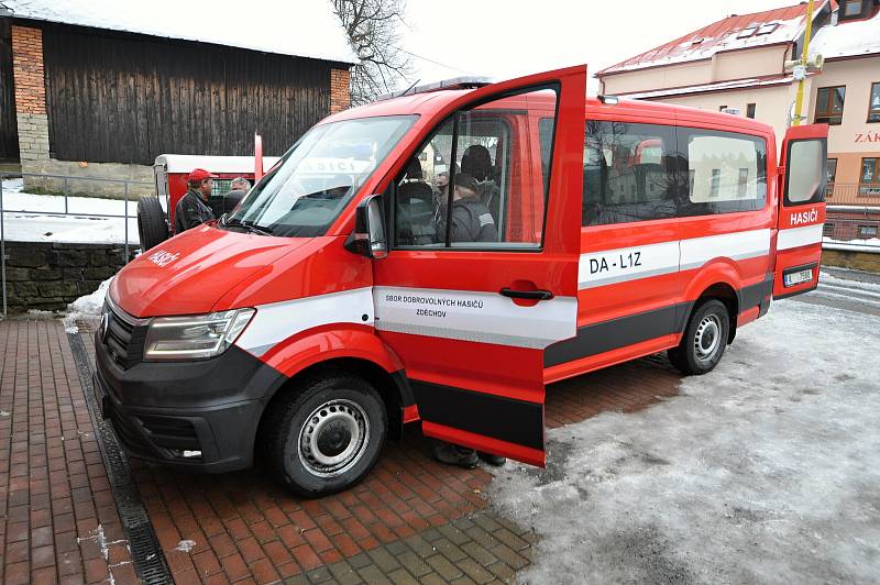 Dobrovolní hasiči ze Zděchova převzali v pátek 19. února 2021 nový osmimístný dopravní automobil Volkswagen Crafter.