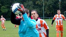 Fotbalisté Polic (oranžovobílé dresy) doma prohráli s Ratiboří B 1:4.