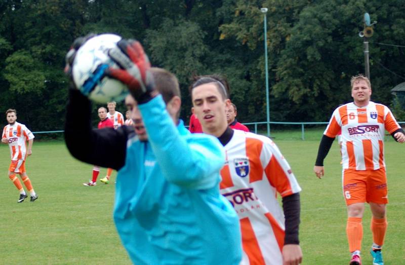 Fotbalisté Polic (oranžovobílé dresy) doma prohráli s Ratiboří B 1:4.