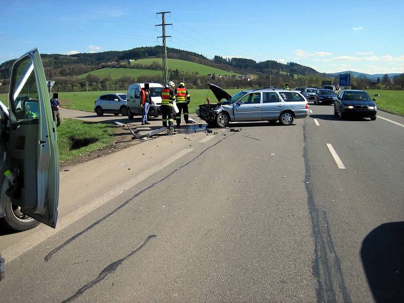 Nehoda tří vozidel zablokovala komunikaci I.třídy nedaleko Ústí na Vsetínsku.