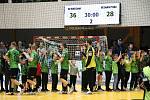 Extraligoví házenkáři Zubří (v zeleném) zvládli doma i nedělní čtvrtý zápas čtvrtfinále play-off s pražskou Duklou a po výhře 36:28 slavili postup a vítězství 3:1 v sérii hrané na tři vítězství.