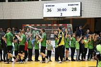 Extraligoví házenkáři Zubří (v zeleném) první kolo Evropského poháru nezvládli. 